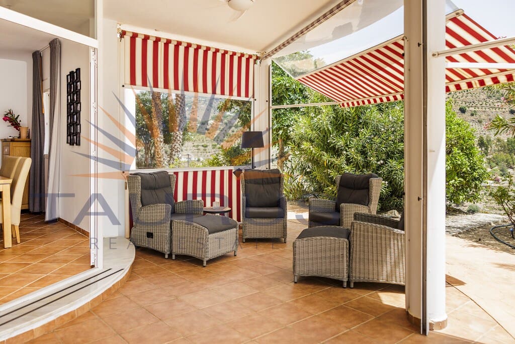 6 soveværelse Villa til salg i Sayalonga med swimmingpool garage - € 699.000 (Ref: 9822421)