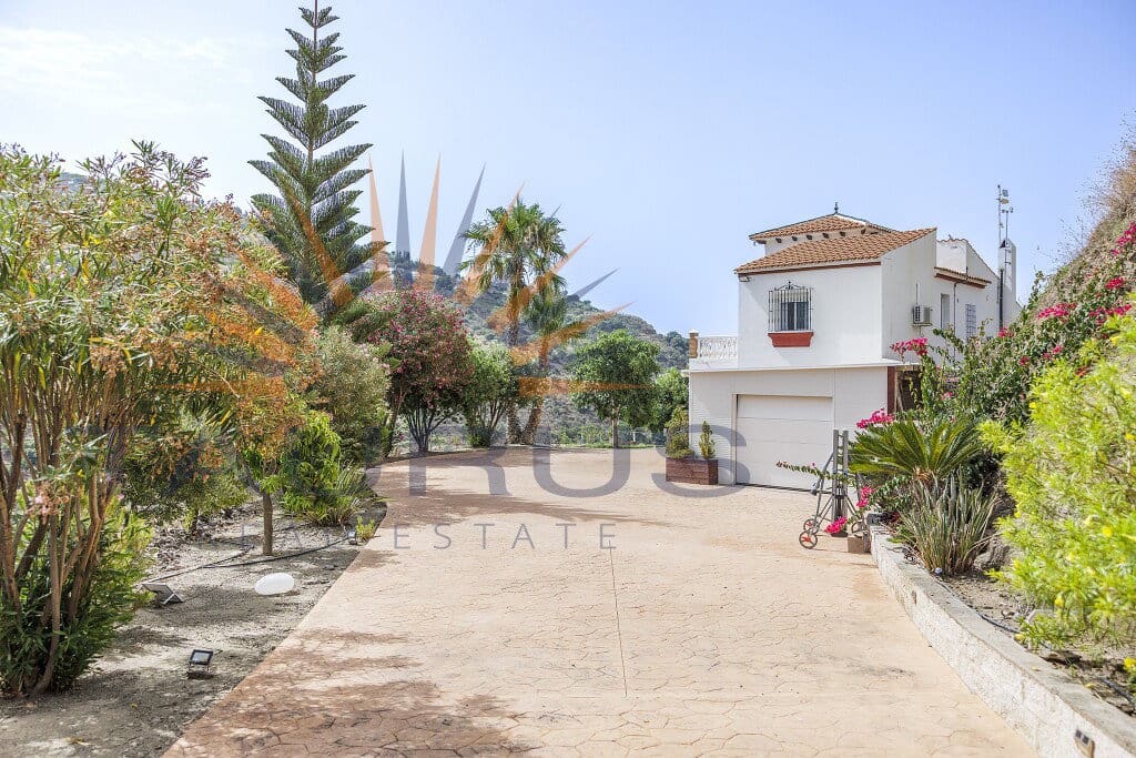 6 bedroom Villa for sale in Sayalonga with pool garage - € 699,000 (Ref: 9822421)
