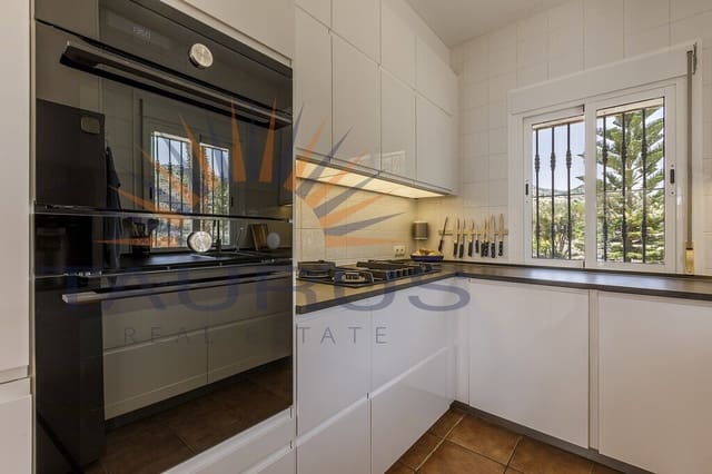 6 soveværelse Villa til salg i Sayalonga med swimmingpool garage - € 699.000 (Ref: 9822421)