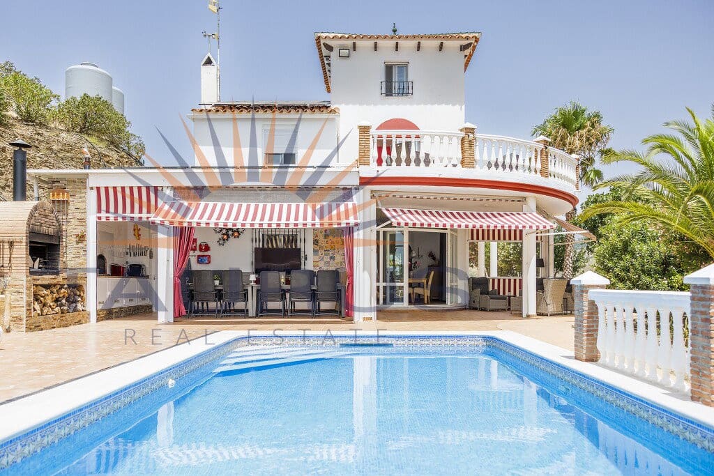 6 bedroom Villa for sale in Sayalonga with pool garage - € 699,000 (Ref: 9822421)