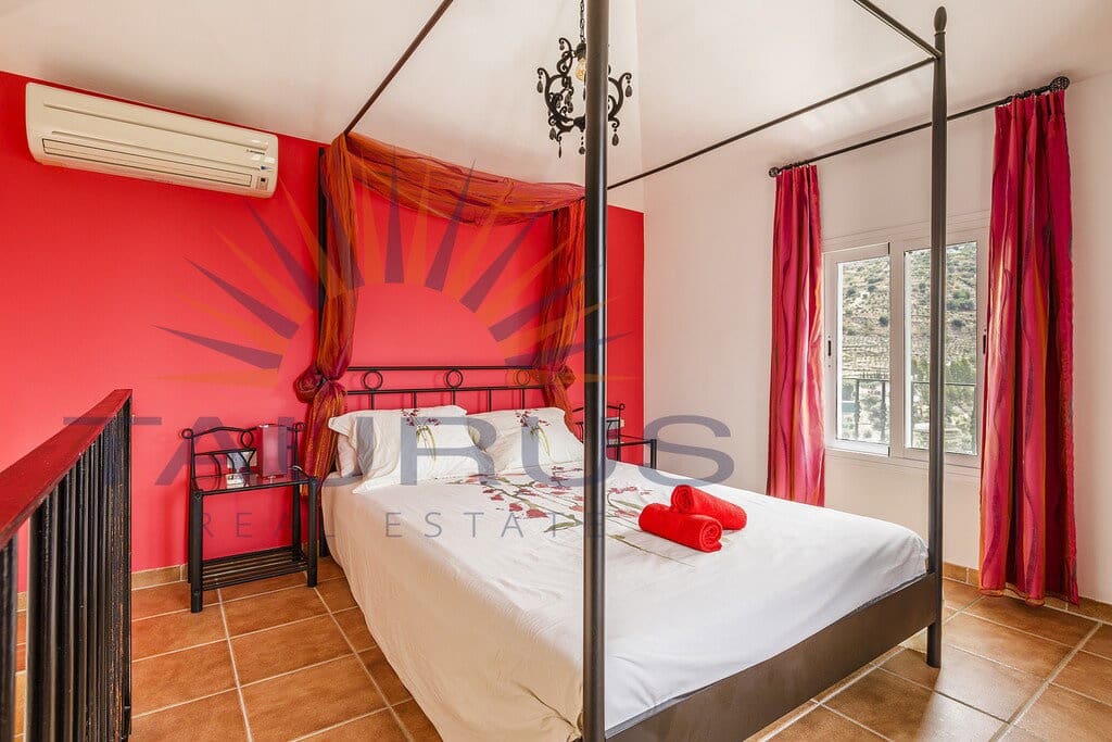 6 bedroom Villa for sale in Sayalonga with pool garage - € 699,000 (Ref: 9822421)