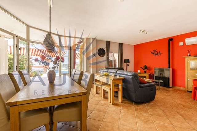 6 soveværelse Villa til salg i Sayalonga med swimmingpool garage - € 699.000 (Ref: 9822421)
