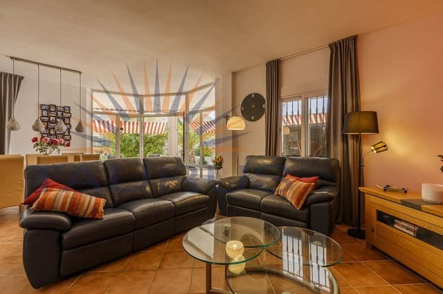 6 soveværelse Villa til salg i Sayalonga med swimmingpool garage - € 699.000 (Ref: 9822421)