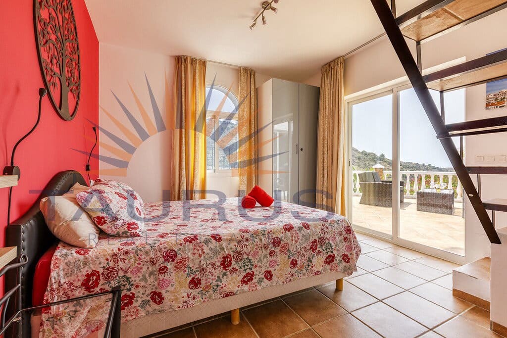 6 bedroom Villa for sale in Sayalonga with pool garage - € 699,000 (Ref: 9822421)