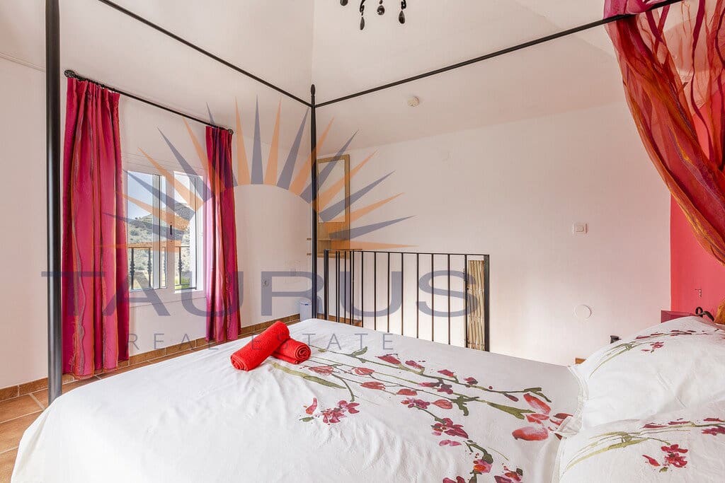 6 bedroom Villa for sale in Sayalonga with pool garage - € 699,000 (Ref: 9822421)