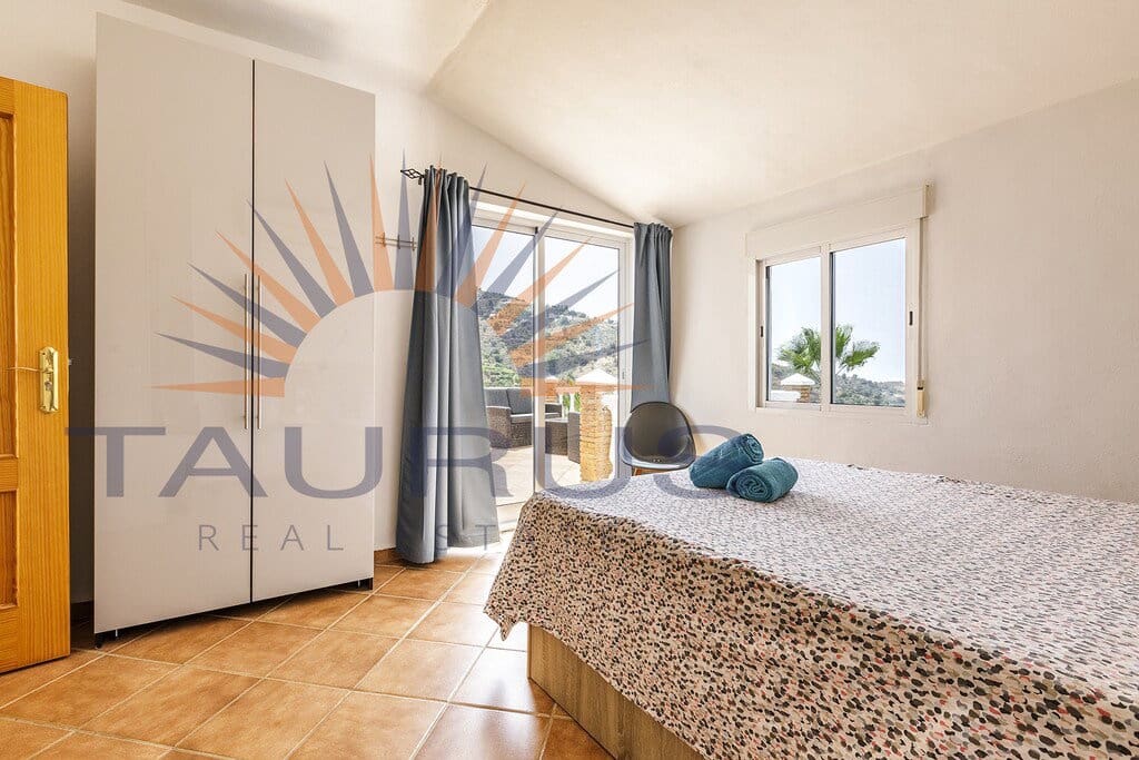 6 bedroom Villa for sale in Sayalonga with pool garage - € 699,000 (Ref: 9822421)