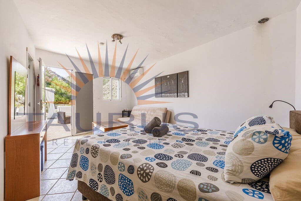 6 bedroom Villa for sale in Sayalonga with pool garage - € 699,000 (Ref: 9822421)