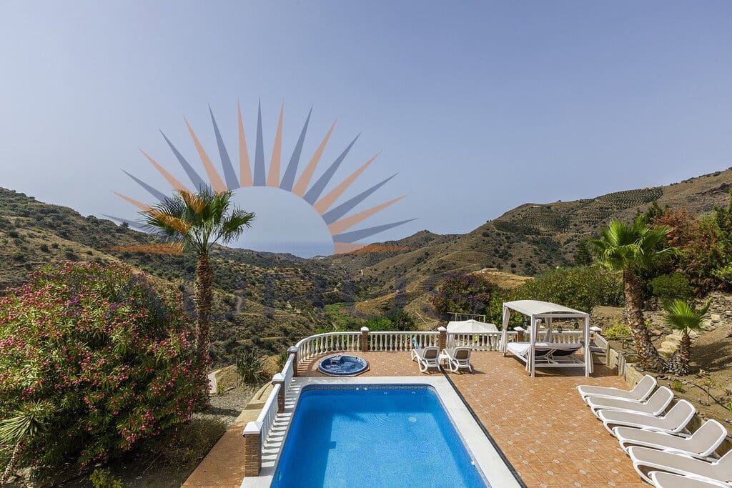 6 bedroom Villa for sale in Sayalonga with pool garage - € 699,000 (Ref: 9822421)