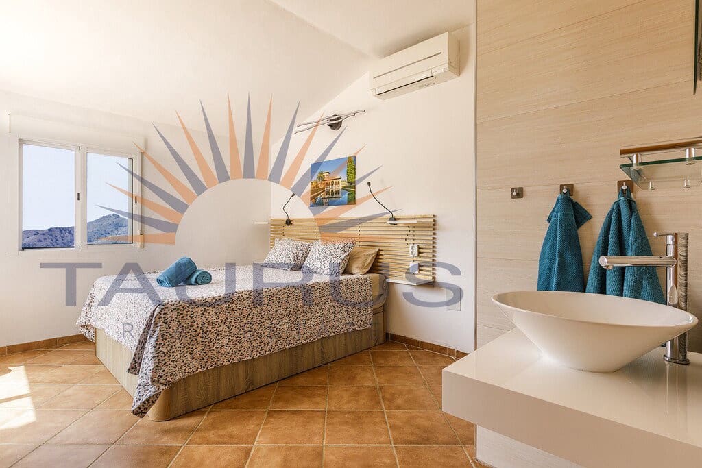 6 bedroom Villa for sale in Sayalonga with pool garage - € 699,000 (Ref: 9822421)