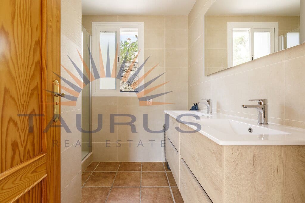 6 bedroom Villa for sale in Sayalonga with pool garage - € 699,000 (Ref: 9822421)