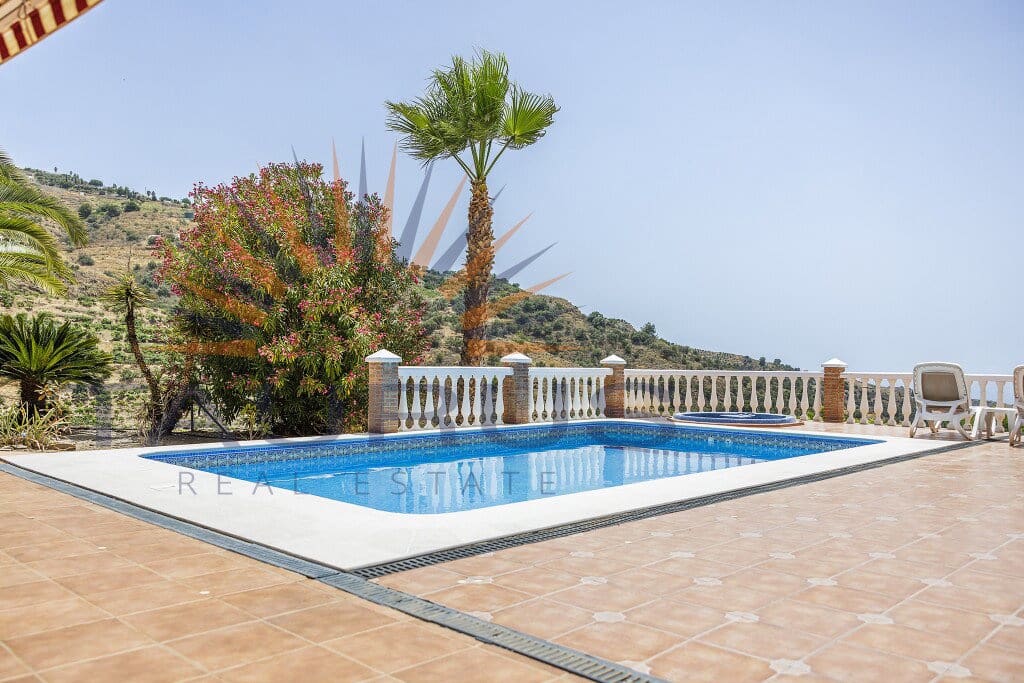 6 bedroom Villa for sale in Sayalonga with pool garage - € 699,000 (Ref: 9822421)
