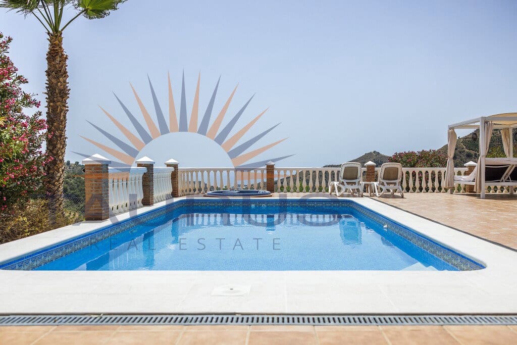 6 bedroom Villa for sale in Sayalonga with pool garage - € 699,000 (Ref: 9822421)