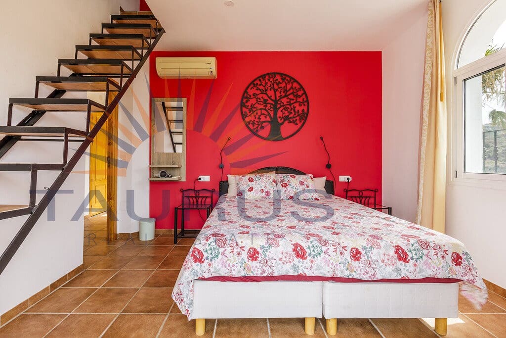 6 bedroom Villa for sale in Sayalonga with pool garage - € 699,000 (Ref: 9822421)