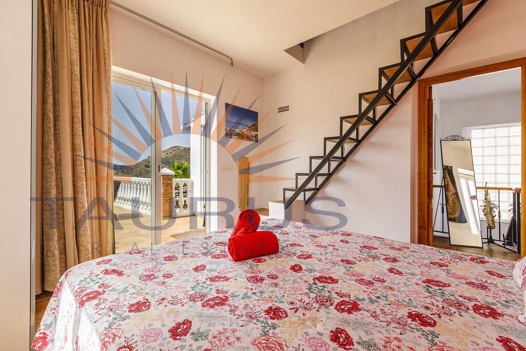 6 bedroom Villa for sale in Sayalonga with pool garage - € 699,000 (Ref: 9822421)