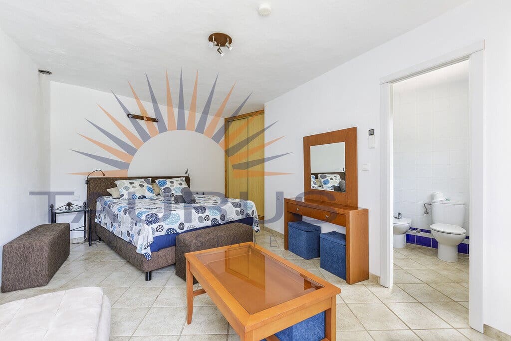 6 bedroom Villa for sale in Sayalonga with pool garage - € 699,000 (Ref: 9822421)