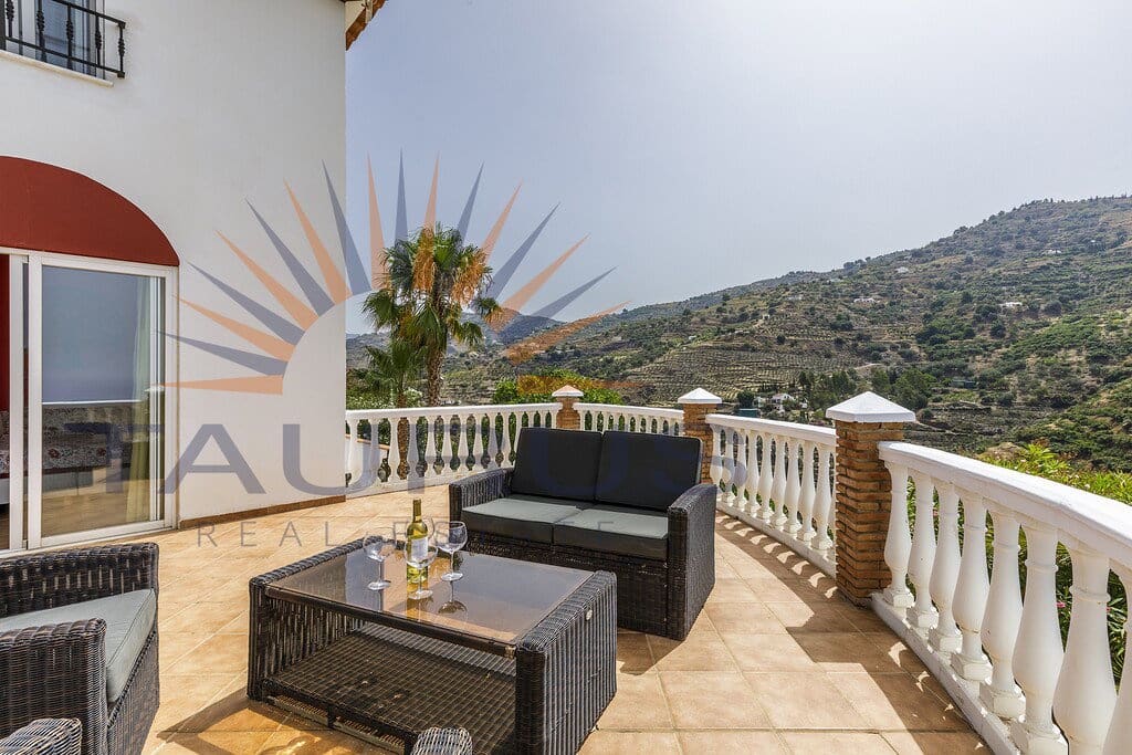 6 bedroom Villa for sale in Sayalonga with pool garage - € 699,000 (Ref: 9822421)