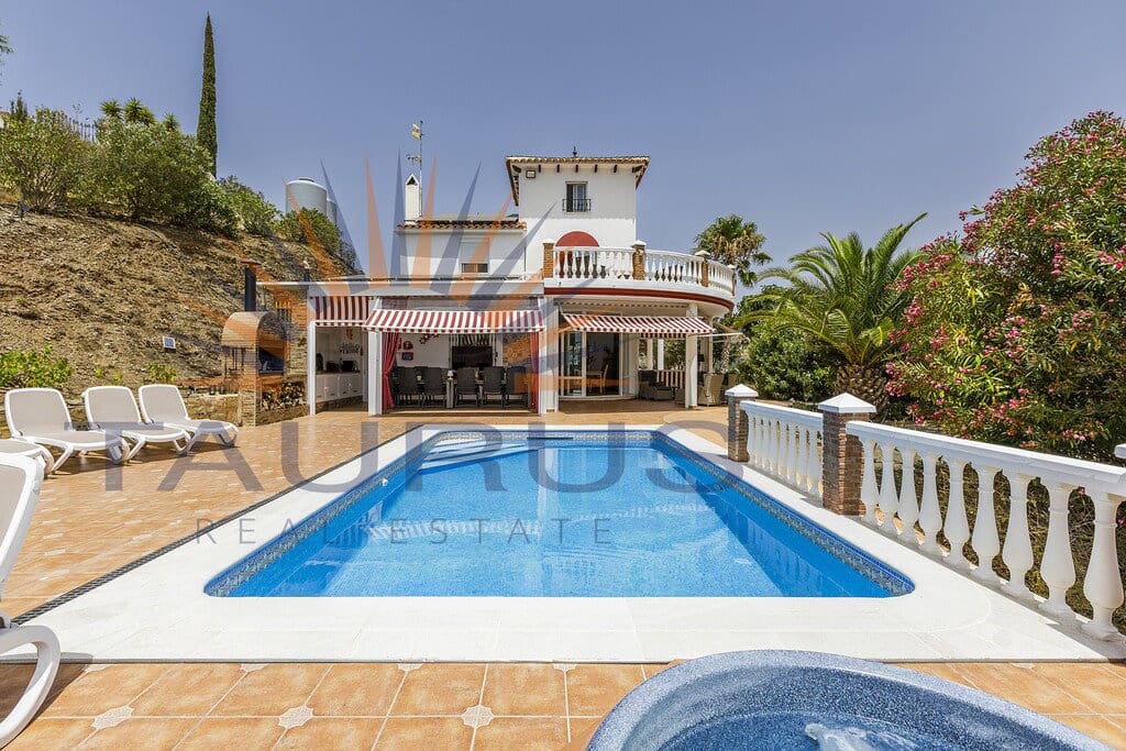 6 bedroom Villa for sale in Sayalonga with pool garage - € 699,000 (Ref: 9822421)