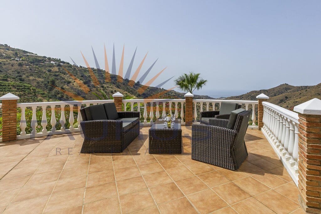 6 bedroom Villa for sale in Sayalonga with pool garage - € 699,000 (Ref: 9822421)