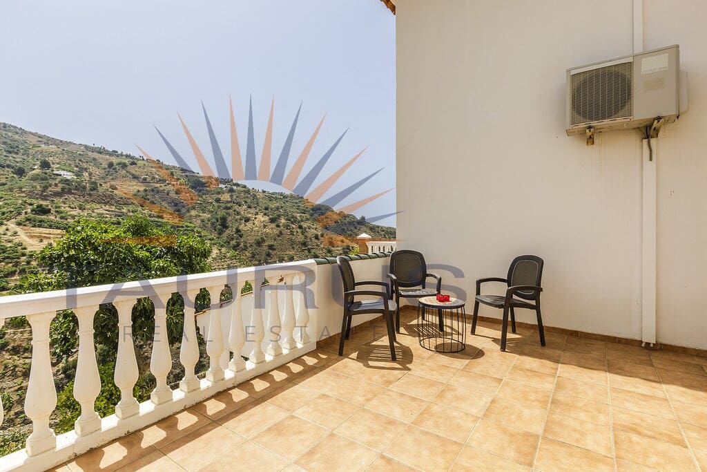 6 bedroom Villa for sale in Sayalonga with pool garage - € 699,000 (Ref: 9822421)