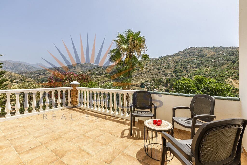 6 bedroom Villa for sale in Sayalonga with pool garage - € 699,000 (Ref: 9822421)