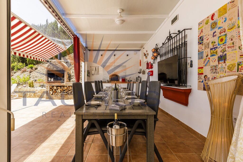 6 bedroom Villa for sale in Sayalonga with pool garage - € 699,000 (Ref: 9822421)