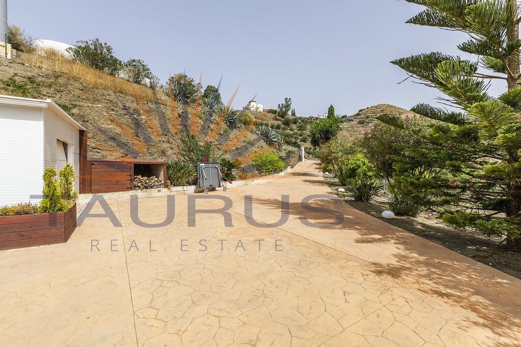 6 bedroom Villa for sale in Sayalonga with pool garage - € 699,000 (Ref: 9822421)