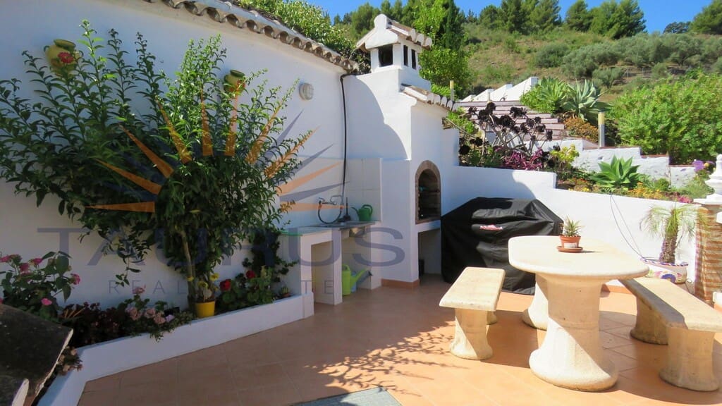 3 bedroom Villa for sale in Torrox with pool - € 475,000 (Ref: 9831286)