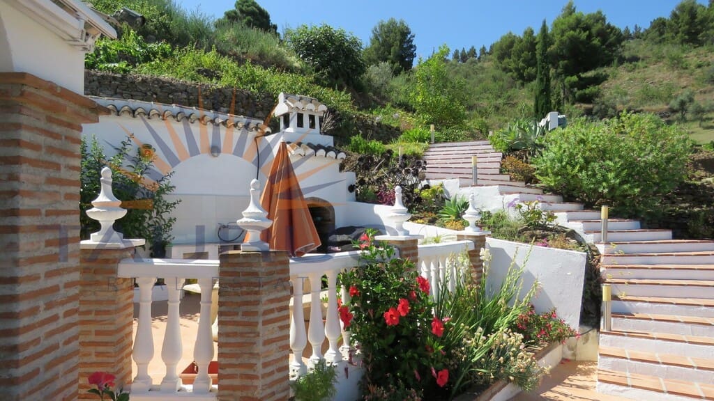 3 bedroom Villa for sale in Torrox with pool - € 475,000 (Ref: 9831286)
