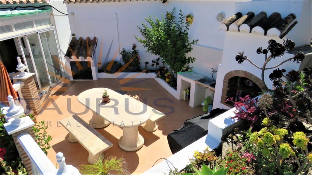 3 bedroom Villa for sale in Torrox with pool - € 475,000 (Ref: 9831286)