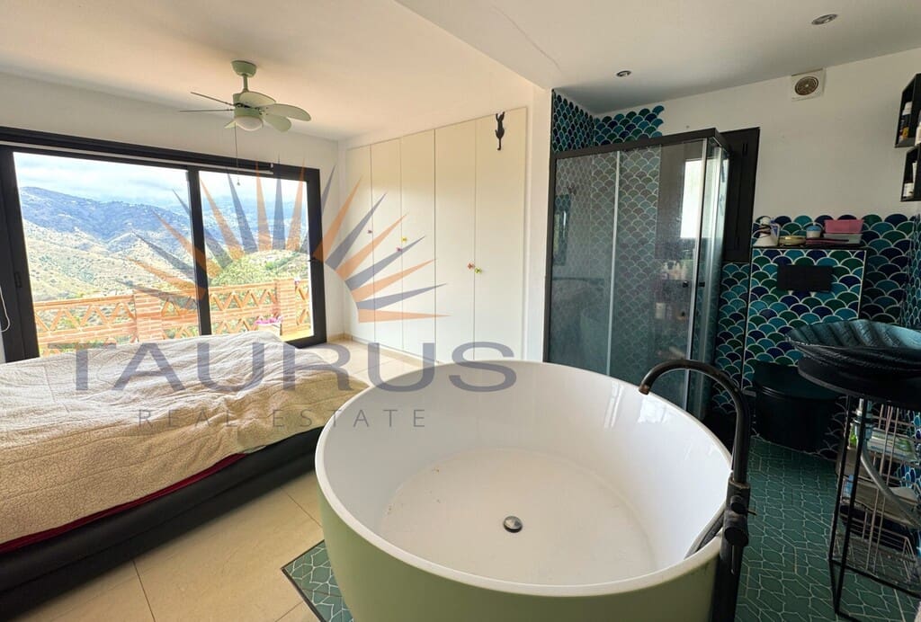 3 bedroom Villa for sale in Torrox with pool - € 475,000 (Ref: 9831286)