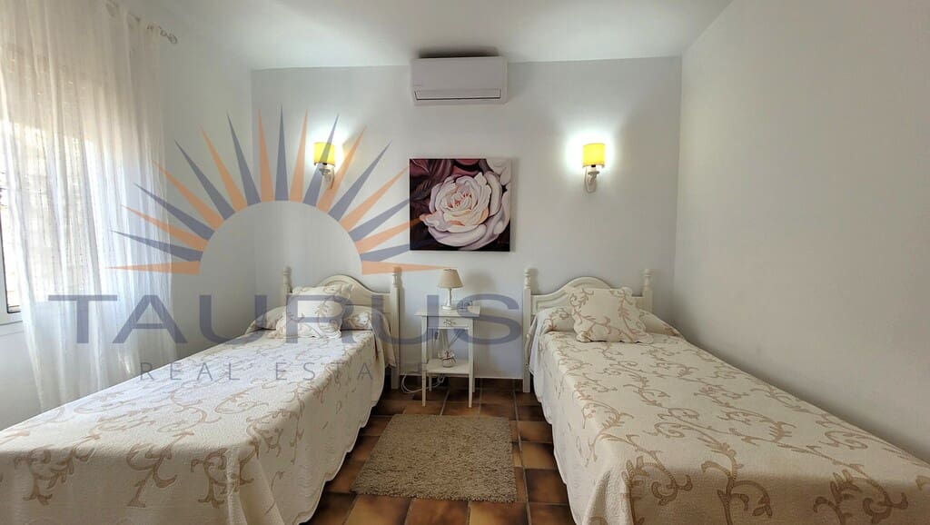 2 sypialnia Willa na sprzedaż w Sayalonga z basenem - 670 000 € (Ref: 9859935)