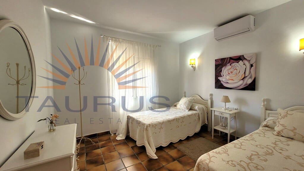 2 sypialnia Willa na sprzedaż w Sayalonga z basenem - 670 000 € (Ref: 9859935)