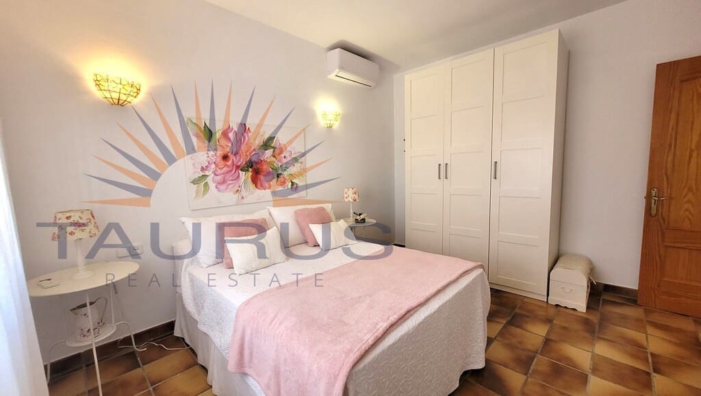 2 sypialnia Willa na sprzedaż w Sayalonga z basenem - 670 000 € (Ref: 9859935)
