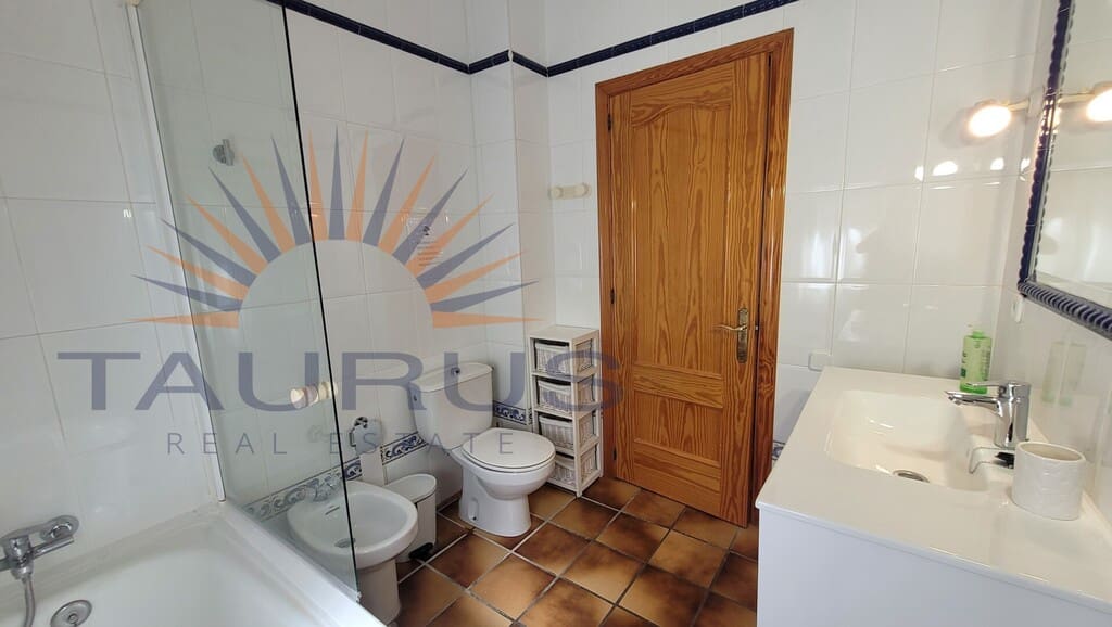2 sypialnia Willa na sprzedaż w Sayalonga z basenem - 670 000 € (Ref: 9859935)