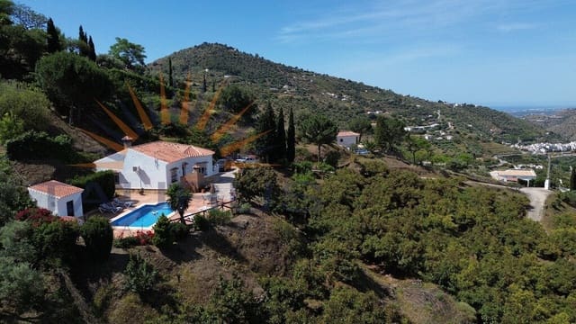 2 soveværelse Villa til salg i Sayalonga med swimmingpool - € 670.000 (Ref: 9859935)