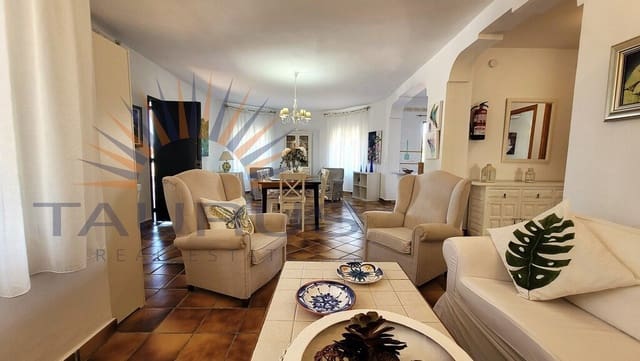2 soveværelse Villa til salg i Sayalonga med swimmingpool - € 670.000 (Ref: 9859935)
