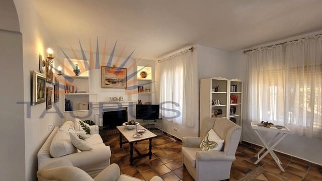 2 soveværelse Villa til salg i Sayalonga med swimmingpool - € 670.000 (Ref: 9859935)