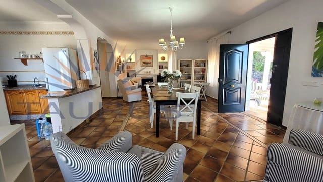 2 soverom Villa til salgs i Sayalonga med svømmebasseng - € 670 000 (Ref: 9859935)