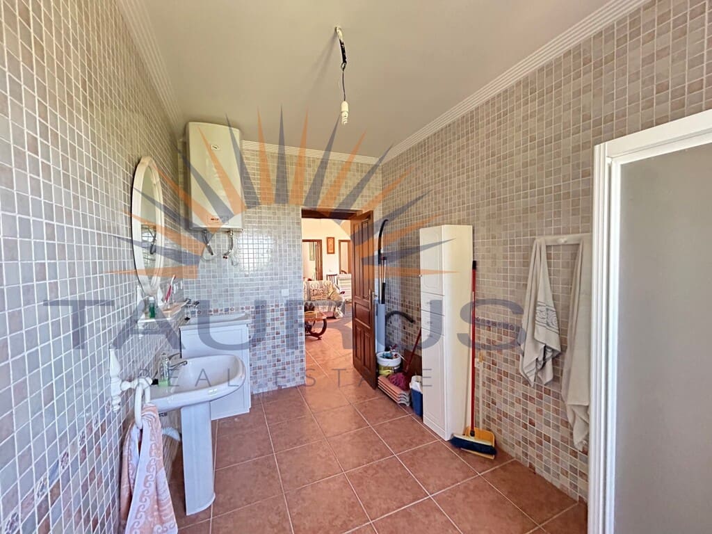 3 bedroom Villa for sale in Canillas de Aceituno - € 265,000 (Ref: 9866917)