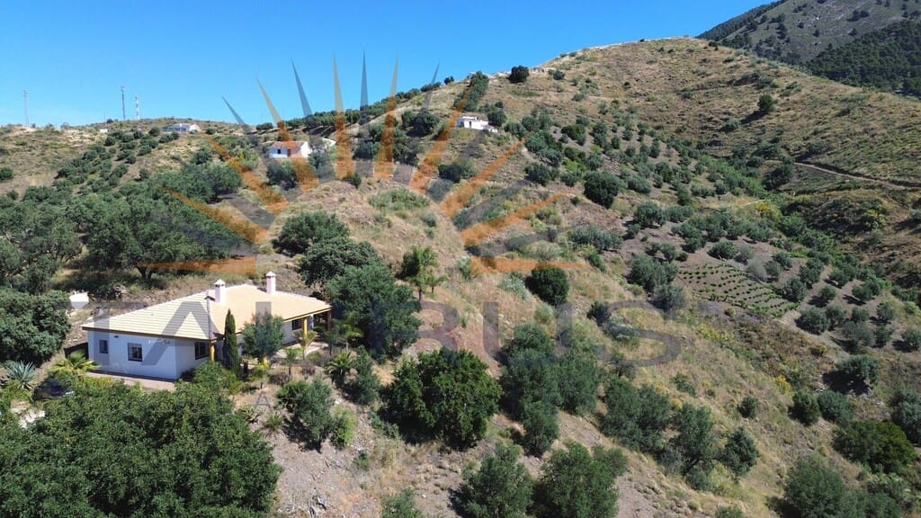 3 bedroom Villa for sale in Canillas de Aceituno - € 265,000 (Ref: 9866917)