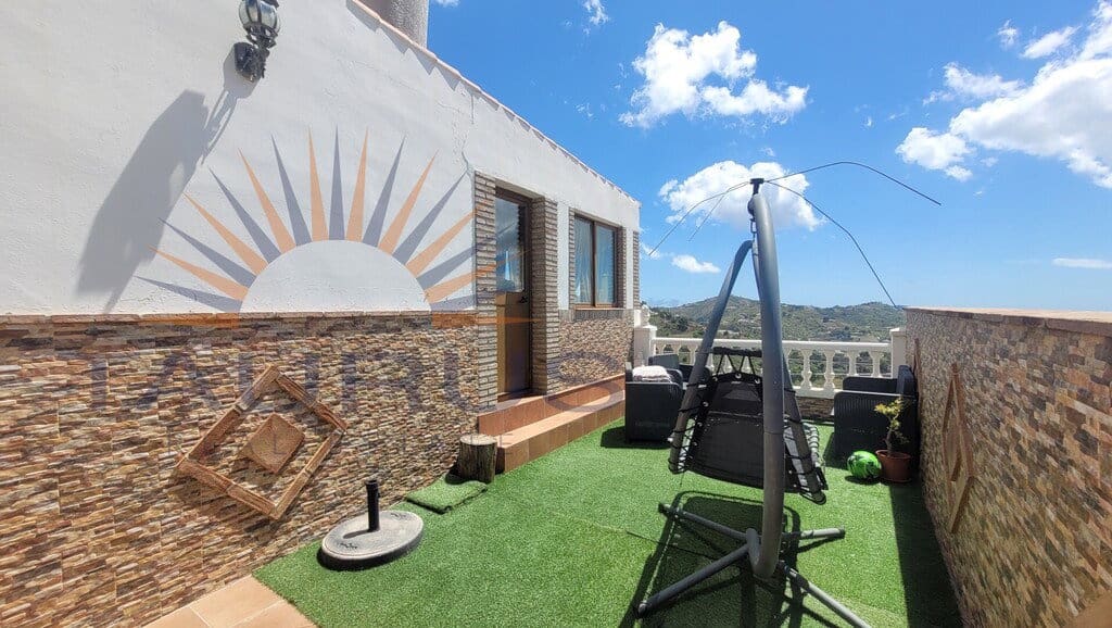 3 bedroom Townhouse for sale in Competa with pool garage - € 280,000 (Ref: 9884322)