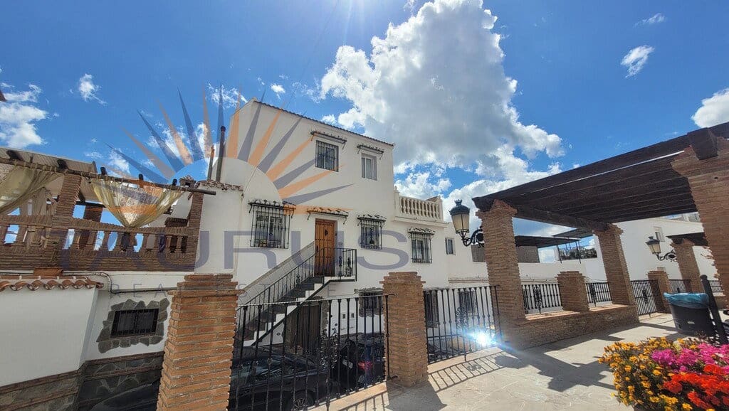 3 bedroom Townhouse for sale in Competa with pool garage - € 280,000 (Ref: 9884322)