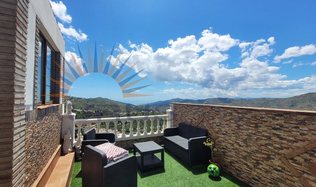 3 bedroom Townhouse for sale in Competa with pool garage - € 280,000 (Ref: 9884322)