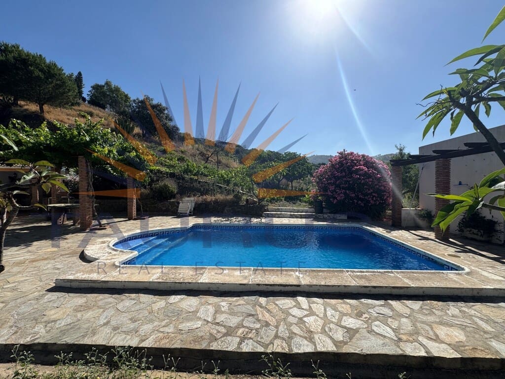 Chalet de 3 habitaciones en Sayalonga en venta con piscina - 365.000 € (Ref: 9892004)