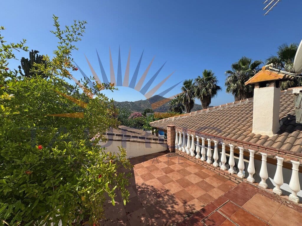 3 bedroom Villa for sale in Sayalonga with pool garage - € 365,000 (Ref: 9892004)