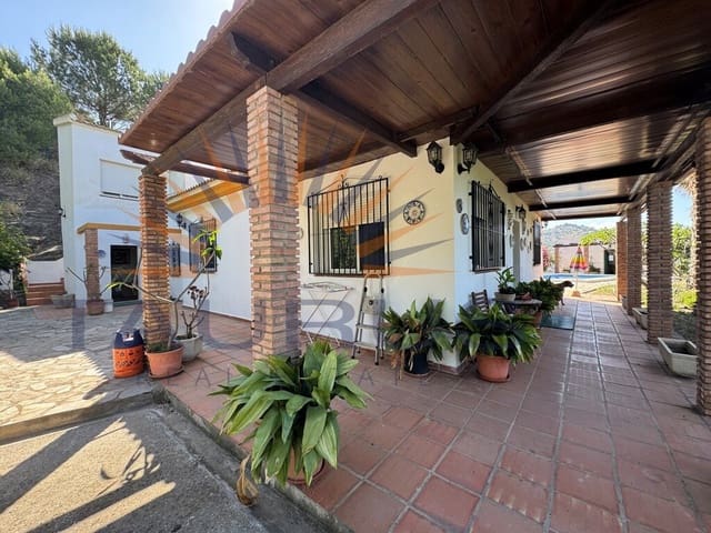 3 soveværelse Villa til salg i Sayalonga med swimmingpool garage - € 365.000 (Ref: 9892004)