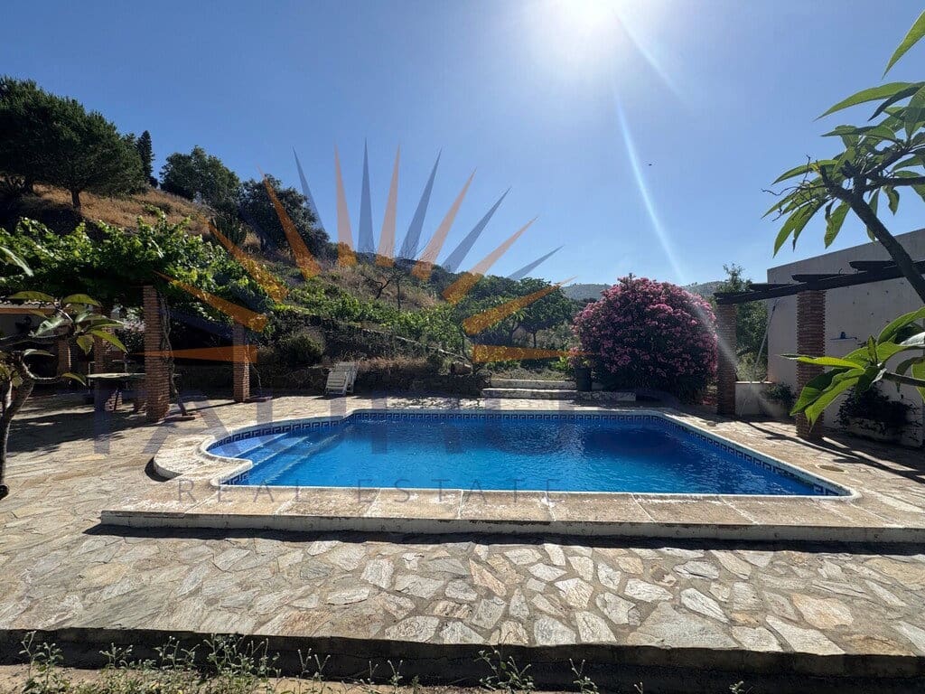3 bedroom Villa for sale in Sayalonga with pool garage - € 365,000 (Ref: 9892004)