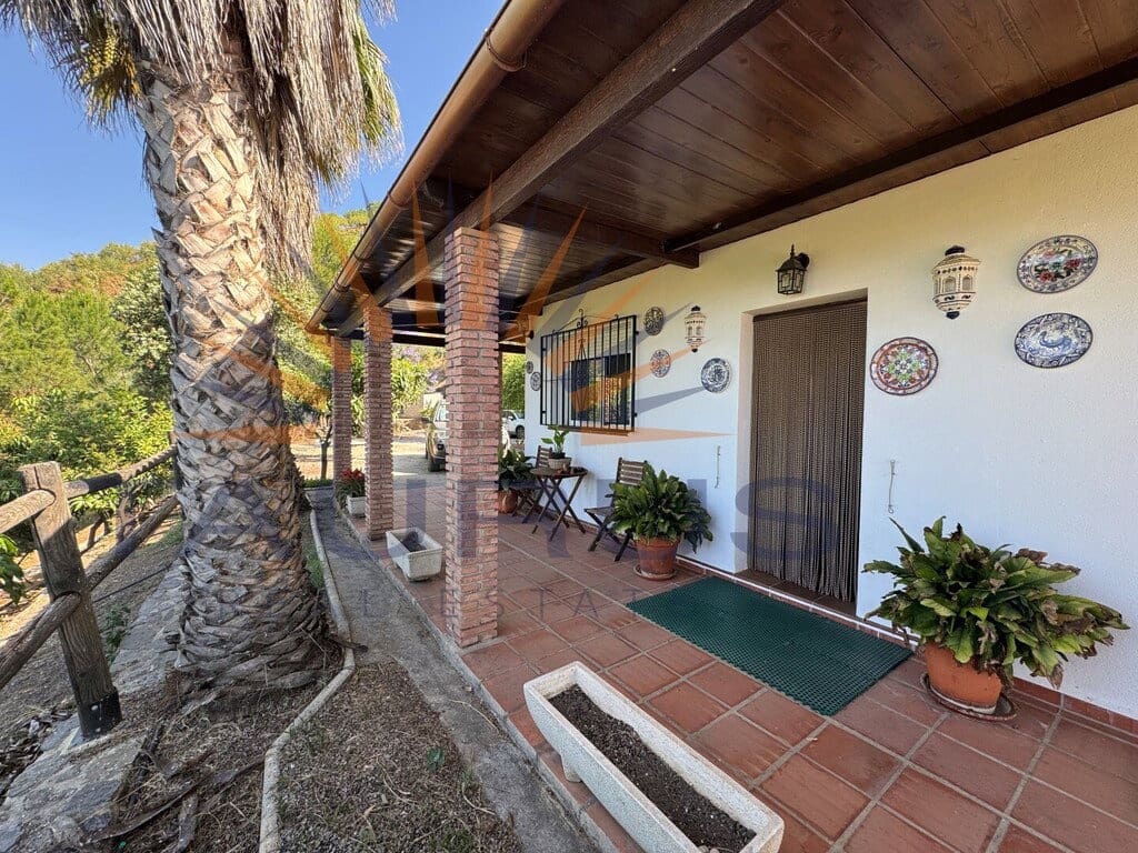 3 bedroom Villa for sale in Sayalonga with pool garage - € 365,000 (Ref: 9892004)