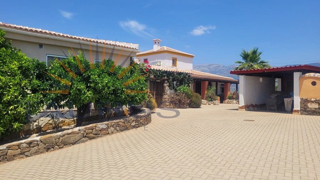 5 bedroom Villa for sale in Competa with pool garage - € 895,000 (Ref: 9936037)