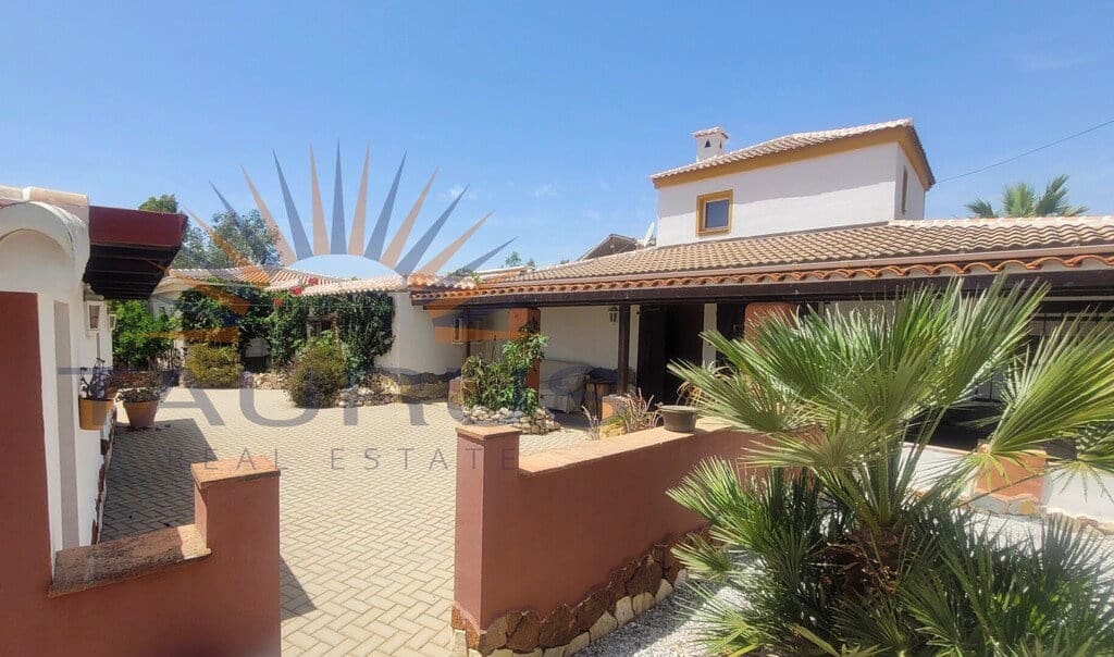 5 bedroom Villa for sale in Competa with pool garage - € 895,000 (Ref: 9936037)